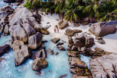 Büyüleyici Seyşel Adaları 'nda yer alan Anse Cocos plajında kristal berrak sular ve eşsiz granit kayalar bulunur. Çiftler el ele yürürler, yemyeşil palmiyeler ve manzaralarla çevrili..