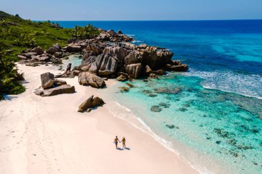 Göz kamaştırıcı kaya oluşumları ve kristal berrak sularla çevrili Anse Cocos plajının el ele gezintileri. Seyşeller 'in kalbinde mükemmel bir tropikal kaçış.
