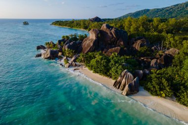 Seyşeller 'deki La Digue' deki Anse Source d 'Argent plajının büyüleyici güzelliğini keşfedin. Kristal berrak suların dramatik granit kayalarla buluştuğu yer. Tatil ve rahatlama için mükemmel..