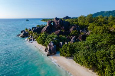 Muhteşem Anse Kaynağı d 'Argent plajını keşfedin. Yumuşak kumlar, eşsiz granit kayalar ve yemyeşil alanlar arasında berrak sularla buluşur. Seyşeller, La Digue' de mükemmel bir tropikal cennettir.