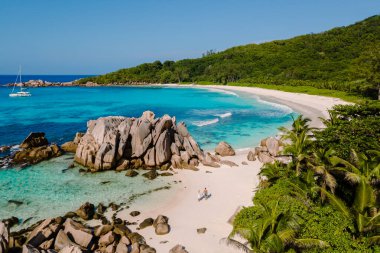 Anse Cocos sahilinin el değmemiş kumlarında, kristal berrak sular ve çarpıcı kaya oluşumlarıyla çevrili. Güneş banyosu, yüzme için mükemmel, La Digue Seyşeller