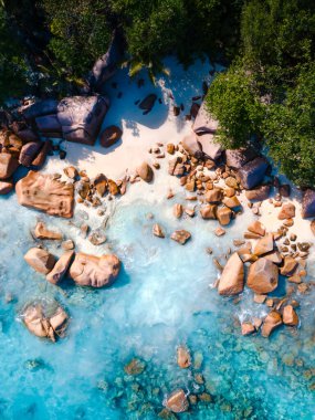 Praslin, Seyşeller 'deki Grand Anse Sahili' nin büyüleyici güzelliğini keşfedin. Nazik dalgaların altın sahili öptüğü yer. Kristal berrak sular kayalık oluşumları ve canlı deniz yaşamını ortaya çıkarıyor..