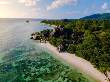 Turkuaz suların beyaz kumlarla buluştuğu Anse Source d 'Argent plajının nefes kesici güzelliğini deneyimleyin. La Digue 'deki bu huzurlu cennet gezginleri Seyşeller' de dinlenmeye ve gevşemeye davet ediyor.