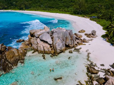 La Digue, Seyşeller 'deki Anse Cocos plajının dingin güzelliğini görün. Turkuaz suların yumuşak kumlarla buluştuğu yer..