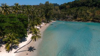 Ziyaretçiler, bereketli palmiye ağaçları ve kristal berrak sularla çevrili Khlong Hin Sahili 'nin sakin kumlarında güneşleniyorlar. Plaj aşıkları ve maceracılar için mükemmel bir kaçış..