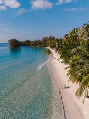 Tayland, Koh Kood 'daki Khlong Hin Sahili' nin sakin güzelliğini yaşayın. Yumuşak kumların berrak sularla buluştuğu yer. Dalgalanan palmiyeler ve nazik dalgalar arasında rahatlatıcı bir tatil için mükemmel..