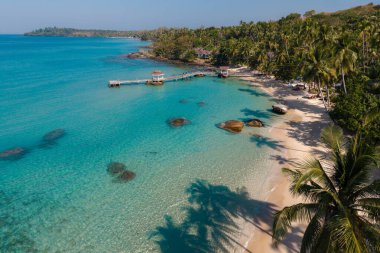 Tayland 'ın Koh Kood kentindeki Ao Noi Sahili' nin sakin güzelliğini keşfedin. Turkuaz suların yumuşak kumlu kıyılarla buluştuğu yer. Rahatlamak, yüzmek ve bereketli çevreyi keşfetmek için mükemmel..