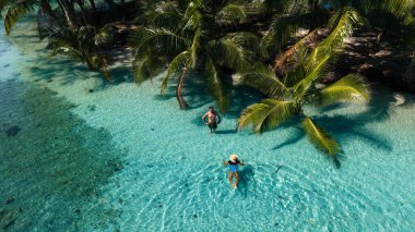 Ziyaretçiler Koh Kood 'daki bereketli palmiye ağaçlarıyla çevrili Khlong Hin Sahili' nin turkuaz sularından zevk alıyorlar. Bu huzurlu konum, gevşemek isteyen tatilcilere rahatlama ve macera sunuyor..