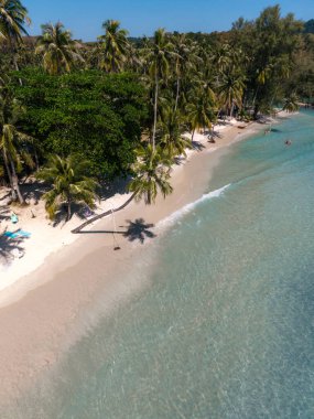 Koh Kood Adası 'ndaki resim harikası Khlong Hin Sahili huzurlu kumlar ve kristal berrak sular sunuyor. Rahatlamak, yüzmek ve Tayland 'da tropik palmiyeler arasında güneşi emmek için idealdir.