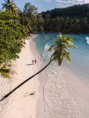 Yumuşak dalgalar, Khlong Hin Sahili 'nin tozlu kumlarında yavaşça dolaşır. İki gezgin, sallanan palmiye ağaçları altında gezinir. Tayland' ın Koh Kood kentinin parlak güneş ışığıyla sakinliğini kucaklarlar..