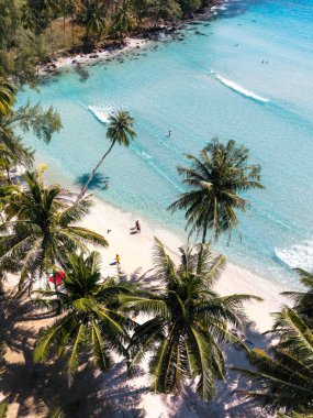 Koh Kood 'daki Khlong Hin Sahili yumuşak beyaz kumlara ve kristal berrak sulara sahiptir. Ziyaretçiler güneşlenirken, yüzerken ve Tayland 'ın bu tropik cennetinde dinlenirken palmiye ağaçları nazikçe sallanıyor.