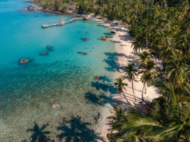 Koh Kood 'un el değmemiş kıyılarına kurulmuş olan Ao Noi Sahili berrak turkuaz suları, yumuşak kumları ve sallanan palmiye ağaçları ile güneşlenmek ve yüzmek için mükemmel bir yer sunuyor..