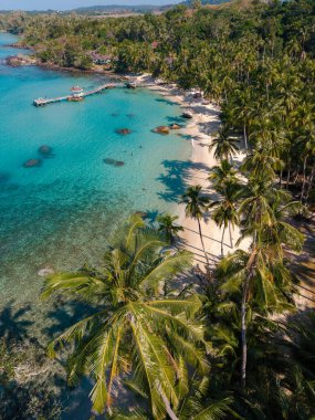 Kristal berrak suların altın kumlarla buluştuğu Ao Noi Sahili 'nin dokunulmamış cazibesini deneyin. Sahilde sallanan yemyeşil palmiye ağaçları, güneşin altında rahatlamaya ve keşfetmeye davetiye çıkarır..