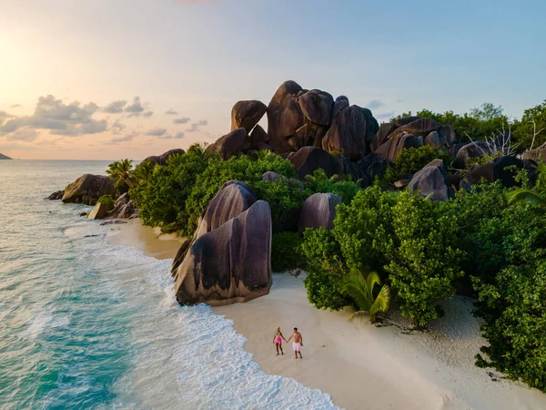 Güneş batarken Anse Source d 'Argent kıyılarında birkaç tur atıp görkemli granit kayalara ve gür bitki örtüsüne altın bir parıltı saçarak romantik bir atmosfer yarattılar. La Digue, Seyşeller
