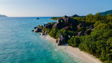 Güzel turkuaz sular Anse Source d 'Argent' ın el değmemiş kumlarına nazikçe sarılır. Benzersiz granit kayalar yemyeşil ortamda çarpıcı bir zemin oluşturur, La Digue, Seyşeller