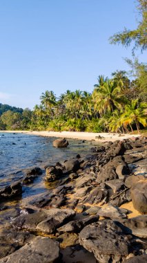 Tayland, Koh Kood 'daki Takhian Sahili' nin sakin sahillerine bakın. Bu tropik cennet kristal berrak sulara, pürüzsüz kayalara ve canlı yeşilliğe sahiptir, rahatlama ve macera için mükemmeldir..
