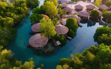 Koh Phayam 'ın güzel mangrovlarına bakan şık bungalovlar doğayla uyum içinde. Bu huzurlu ortam cennette rahatlamaya ve keşfe davet ediyor..