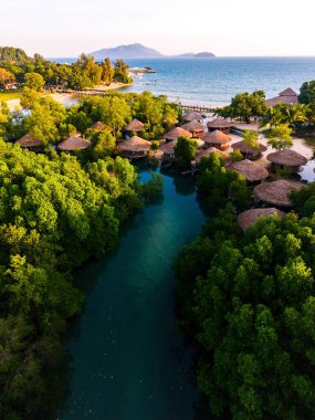 Sakin sular ve yoğun yeşilliklerle çevrili Koh Phayam Adası 'nda canlı mangrovlar arasında yuva yapmış büyüleyici kulübeler bulunuyor. Bu huzurlu ortam, sıcak güneşin altında rahatlamaya ve maceraya davetiye çıkarıyor..