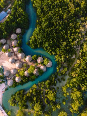 Canlı yeşil mangrovların masmavi suyla buluştuğu Koh Phayam Adası 'nın huzurlu güzelliğini deneyin. Eşsiz kulübeler doğaya kusursuz bir şekilde karışır, rahatlama ve maceraya davetiye çıkarır..