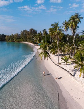 Khlong Hin Sahili manzarası yumuşak beyaz kumları ve berrak mavi suları ortaya çıkarıyor. Ziyaretçiler kıyıda dolaşır, güneşte güneşlenir ve Tayland 'ın Koh Kood kentinin huzurlu doğal güzelliğinin tadını çıkarırlar..