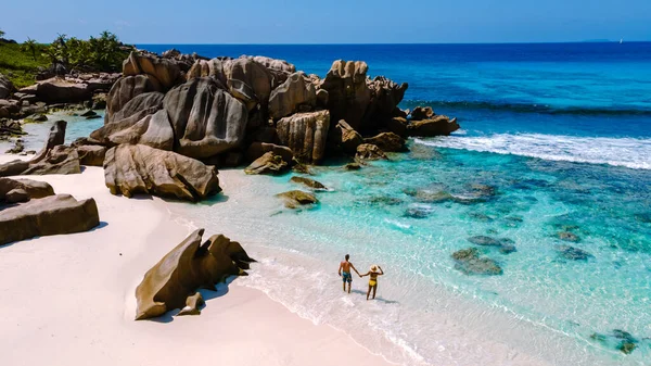 Parlak turkuaz sular Anse Cocos sahilinin yumuşak, kumlu kıyılarını kucaklıyor. Bu cennetin nefes kesen güzelliğinin içinde el ele gezen bir çift. La Digue Seyşeller