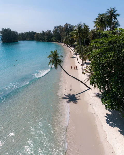 Koh Kood, Tayland 'daki Khlong Hin Sahili' nin sakinliğini hissedin. Yumuşak kumlar turkuaz sularla buluşur, ziyaretçileri gezinmeye, yüzmeye ya da palmiye ağaçlarının altında rahatlamaya davet eder..