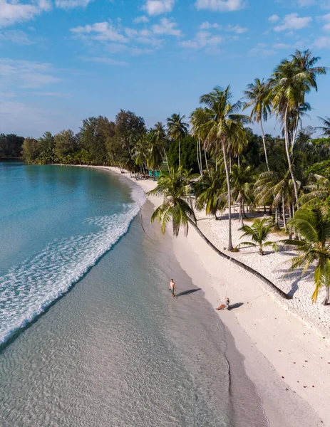 Khlong Hin Sahili manzarası yumuşak beyaz kumları ve berrak mavi suları ortaya çıkarıyor. Ziyaretçiler kıyıda dolaşır, güneşte güneşlenir ve Tayland 'ın Koh Kood kentinin huzurlu doğal güzelliğinin tadını çıkarırlar..
