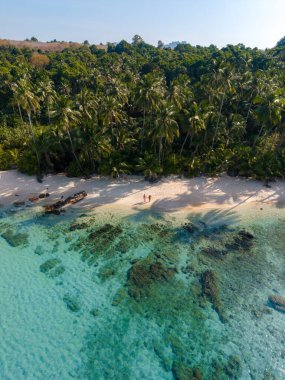 Koh Kood, Tayland 'daki Takhian Sahili' nin sakin güzelliğini keşfedin, el değmemiş suların yumuşak kumlar ve canlı yeşilliklerle buluştuğu, rahatlama ve macera arayan gezginler için ideal bir kaçış yolu sunduğu..