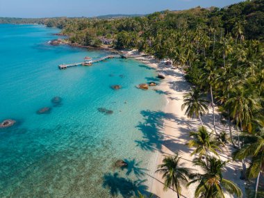 Koh Kood, Tayland 'da saklı bir mücevher olan Ao Noi Sahili' nin huzurlu atmosferinin tadını çıkarın. Çarpıcı turkuaz sular ve sallanan palmiye ağaçları huzur arayan gezginler için mükemmel bir tropikal kaçış noktası oluşturur..