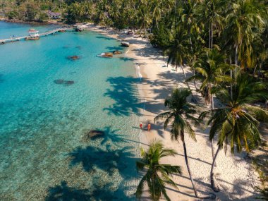Ao Noi Sahili 'nin tozlu beyaz kumlarında rahatla, Koh Kood. Kristal berrak sular kıyıda hafifçe dolaşırken, canlı palmiyeler ılık esintide sallanıyor. Cennette huzurlu bir kaçışın tadını çıkar..