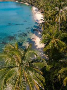 Tayland, Koh Kood 'daki Takhian Sahili' nin güzelliğini kucaklayın. Yumuşak kumların turkuaz sularla buluştuğu yer. Yumuşak avuç içleri hafifçe sallanarak tatilciler için mükemmel bir tropikal kaçış sağlar..