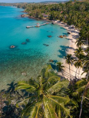 Tayland 'ın Koh Kood kentindeki Ao Noi Sahili' nin güzelliğini keşfedin. Turkuaz suların sallanan palmiye ağaçları ve canlı doğayla çevrili yumuşak beyaz kumlarla buluştuğu yer. Rahatlamak için mükemmel bir kaçış..