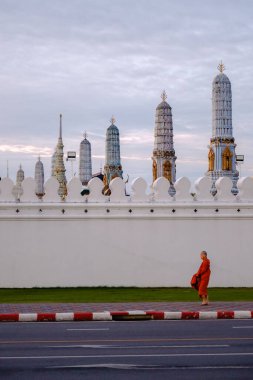 Bangkok, Tayland, 19 Kasım 2025. Zümrüt Buda Tapınağı 'nın yanından huzur içinde geçen bir keşiş.
