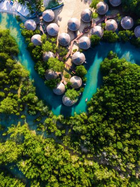 Tayland 'daki Koh Phayam Adası' nın eşsiz bungalovlarını çevreleyen canlı yeşil mangrovları keşfedin. Huzurlu su yolları dinlenmek ve macera yaşamak için mükemmel bir dinlenme yeri oluşturur..
