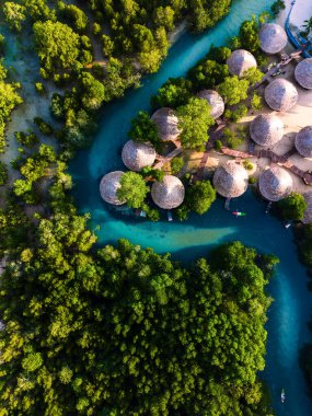 Koh Phayam Adası Tayland 'ı keşfedin, turkuaz suların canlı mangrovlar ve büyüleyici sazdan çatı kulübelerinden geçtiği yer. Bu tropikal cennette doğayı ve sükuneti tecrübe edin..