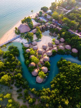 Koh Phayam Adası, sakin sular boyunca uzanan yemyeşil ve geleneksel bambu kulübelerinin çarpıcı manzaralarını sunar. Ziyaretçiler huzurlu plajların ve huzurlu doğa deneyimlerinin tadını çıkarabilirler..