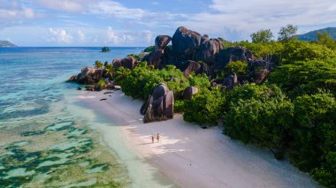 Yumuşak beyaz kumlar, Anse Source d 'Argent sahilinde kristal berraklığında sularla buluşur. Nefes kesici granit kayalar barışçıl bir tropik kaçış için çarpıcı bir zemin oluşturur. La Digue, Seyşeller