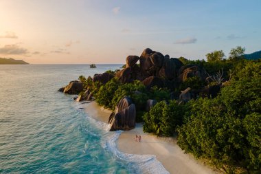 Yumuşak kumların berrak sularla buluştuğu Anse Source d 'Argent' ta rahatlatıcı plaj sahnesi gözler önüne seriliyor. Görkemli kayalık oluşumlar günbatımında sakin atmosferi artırır. La Digue, Seyşeller