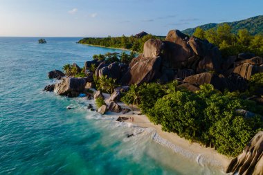Yumuşak dalgalar Anse Source d 'Argent' ta kıyıya vurur, yemyeşil yeşil kayaların çarpıcı granit kayalarla buluştuğu yerde. La Digue, Seyşeller 'de güneşlenmek, yüzmek ve doğanın tadını çıkarmak için idealdir.