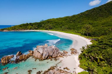 La Digue 'deki Anse Cocos plajları turkuaz suları ve yemyeşil kumlarla çevrili yumuşak beyaz kumları sergiliyor. La Digue Seyşeller