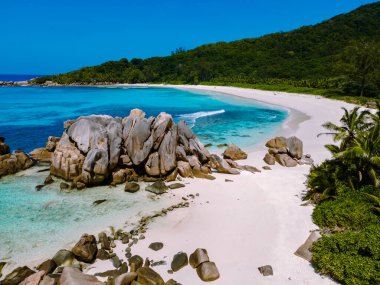 La Digue, Seyşeller 'deki Anse Cocos plajının el değmemiş güzelliğinin tadını çıkar. Bu tropikal cennet yumuşak beyaz kumlar, turkuaz sular ve barışçıl bir geri çekilme için mükemmel çarpıcı kaya oluşumlarına sahiptir..