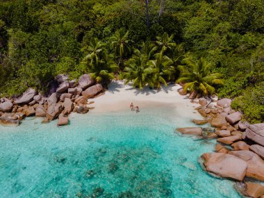 Kristal berrak turkuaz sular Praslin Adası 'ndaki Anse Lazio' nun büyüleyici kıyılarını kucaklıyor..