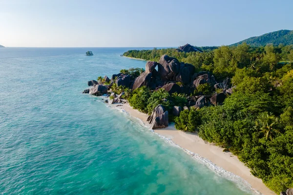 Seyşeller 'deki La Digue Adası' ndaki Anse Source d 'Argent' ın nefes kesici güzelliğini keşfedin..