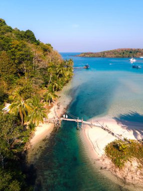 Koh Kood, Tayland 'daki Bang Bao Sahili' nin nefes kesici güzelliğini yaşayın. Temiz turkuaz sular ılık güneşin altındaki kumlu sahili nazikçe kucaklıyor. Rahatlama ve macera için ideal..