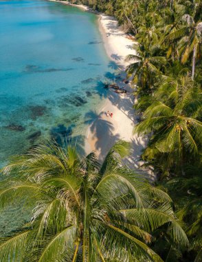 Koh Kood, Tayland 'daki Takhian sahilinin yumuşak kumlarında dinlenin. Etrafınız sallanan palmiyelerle ve güneşlenmek ve keşfetmek için mükemmel berrak sularla çevrili..