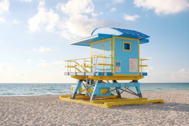 Miami Sahili 'nin kumlu sahillerinde sakin dalgalara bakan canlı bir cankurtaran istasyonu var..