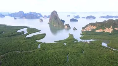 Yeşilliğin çarpıcı kireçtaşı kayalıklarıyla buluştuğu Sametnangshe 'nin sakin güzelliğine tanık olun. Şafakta Phangnga Körfezi 'nin dingin sularını tecrübe edin, Phang Nga Körfezi Tayland