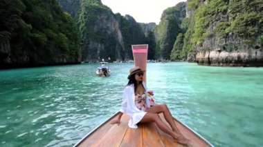 Tayland, Koh Phi Phi 'deki Pileh Lagoon' un büyüleyici güzelliğini keşfedin. Bir gezgin sıcak güneşin, turkuaz suların ve nefes kesici uçurumların tadını çıkarırken unutulmaz bir tatil deneyimi yaratıyor..