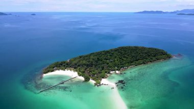 Trat, Tayland 'daki Koh Kham' ın çarpıcı manzaralarını keşfedin, yemyeşil, el değmemiş plajlar ve gök mavisi suları. Rahatlamak ve macera yaşamak için mükemmel bir yer seni bekliyor..