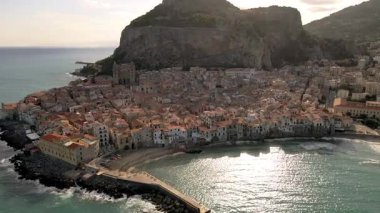 Sicilya kıyısındaki tarihi bir kasaba olan Cefalu 'nun büyüleyici güzelliğine tanık olun. Sicilya İtalya